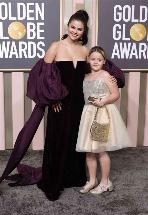 bolso prada pequeño|Selena Gómez lleva una invitada muy especial a los Golden Globes.